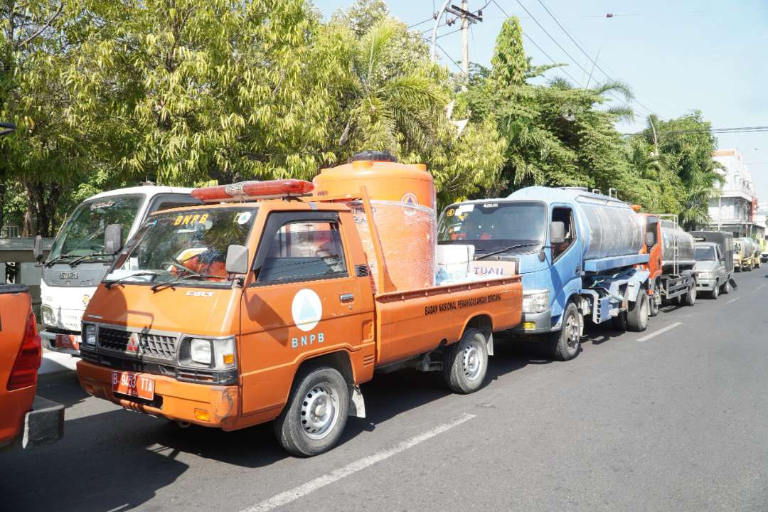 Armada mobil pengangkut air bersih dari Kopri Lamongan yabg didistribusikan Kecamatan Tikung dan Kembangbahu (Foto: Istimewa)