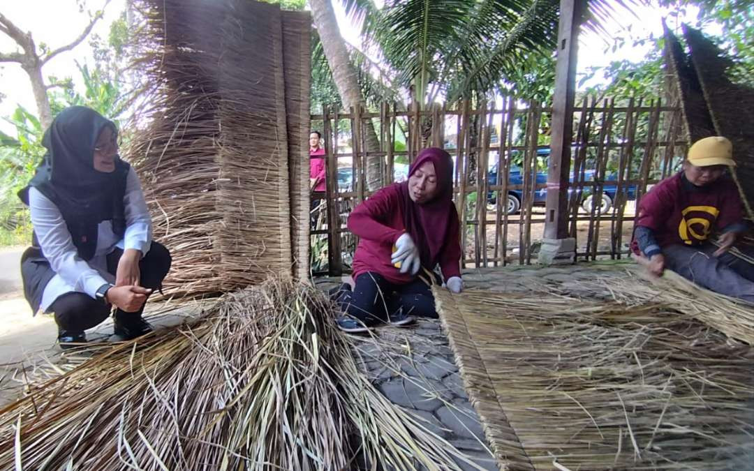 Bupati Banyuwangi Ipuk Fiestiandani melihat proses produksi atap dari anyaman ilalang (Foto: Muh Hujaini/Ngopibareng.id)