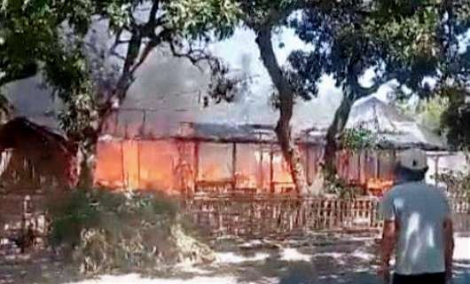 Dua rumah berdempetan milik bapak dan anak di Situbondo Jawa Timur disantap api hingga hangus rata dengan tanah. (Foto: Humas BPBD Situbondo)