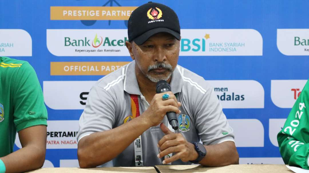 Pelatih Speak Bola Jatim, Fakhri Husaini. (Foto: Fariz Yarbo/Ngopibareng.id)