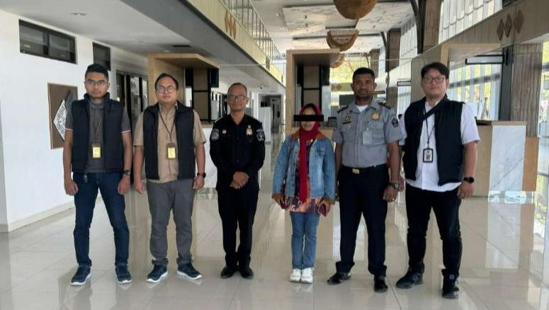 Kantor Imigrasi Malang mendeportasi warga negara Timor Leste bernama Maria Sarmento da Silva. (Foto: Humas Kemenkumham Jatim)