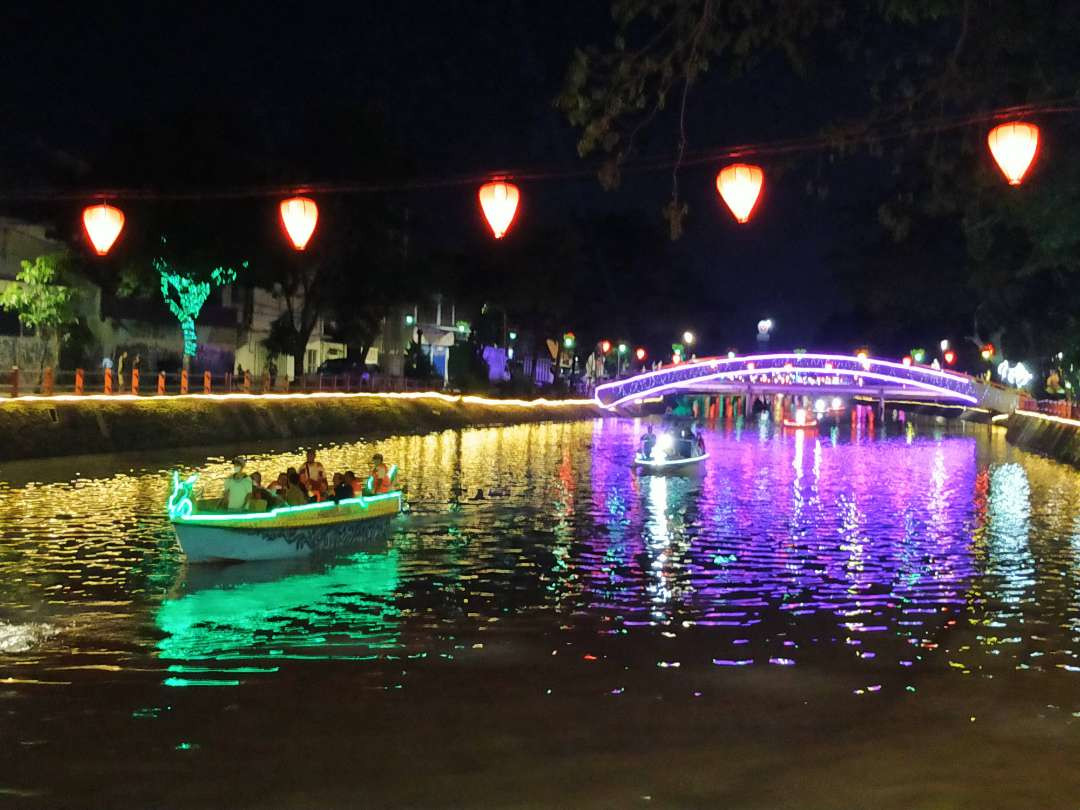 Suasana wisata perahu di Sungai Kalimas, Surabaya. (Foto: Humas Pemkot Surabaya)