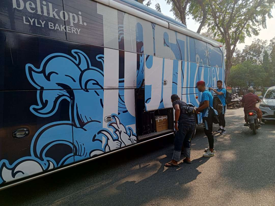 Skuad Persela Lamongan berangkat naik bus menuju Bandara Juanda untuk terbang ke Papua (Foto : Imron Rosidi/ngopibarengmid)