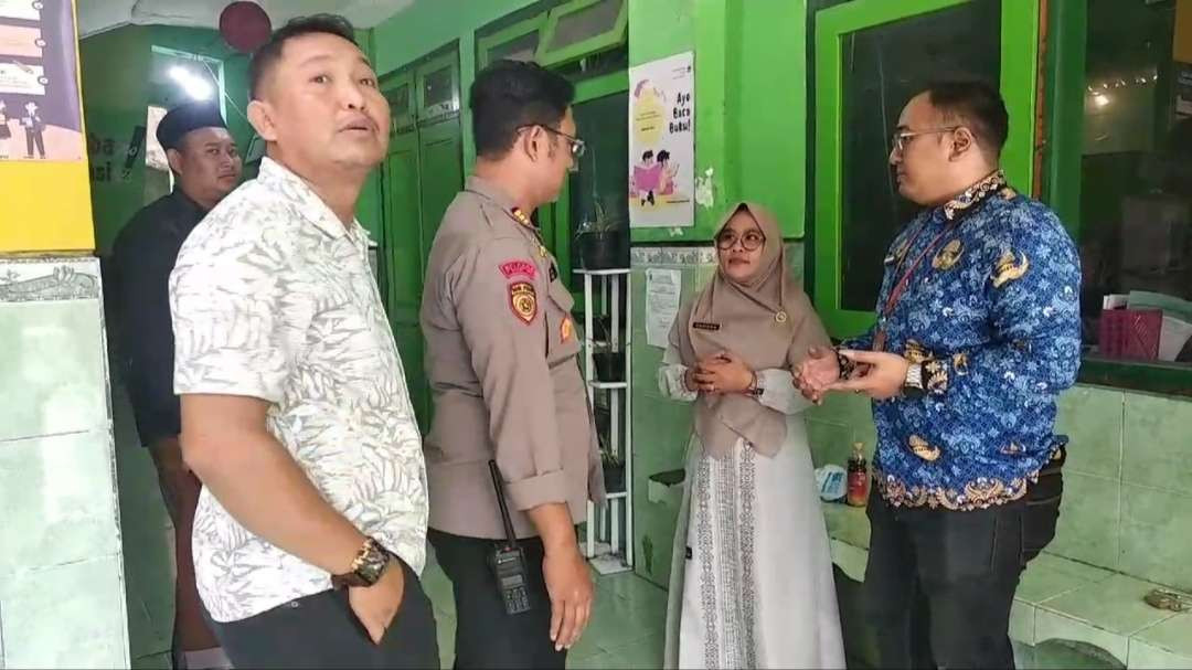 Polisi melakukan pengecekan di SDN Kauman 1 Kota Mojokerto.(Foto Deni Lukmantara/Ngopibareng.id)