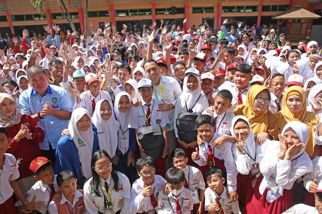 Seragam dan perlengkapan sekolah gratis dari Pemkot Surabaya. (Foto: Istimewa)