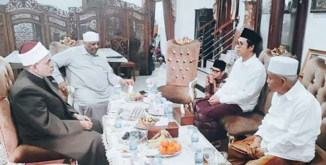 Pengasuh PP Amanatul Ummah KH Asep Saifuddin Chalim bertemu Rektor Universitas Al-Azhar Mesir di Pacet, Mojokerto. (Foto: amanah for ngopibareng.id)