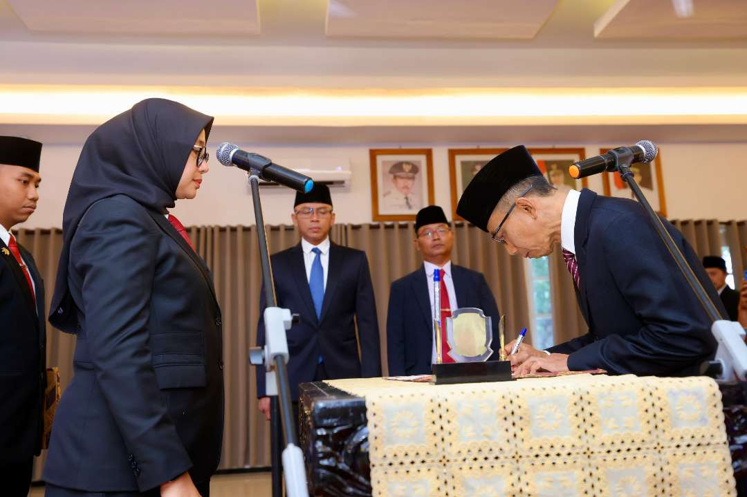 Guntur Priambodo menandatangi surat serah terima jabatan usai dilantik sebagai Penjabat Sekda Banyuwangi (Foto: Pemkab Banyuwangi)