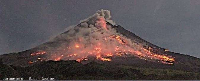 Guguran lava dan awan panas Gunung Merapi, Selasa 17 September 2024. (Foto: X BPPTKG)