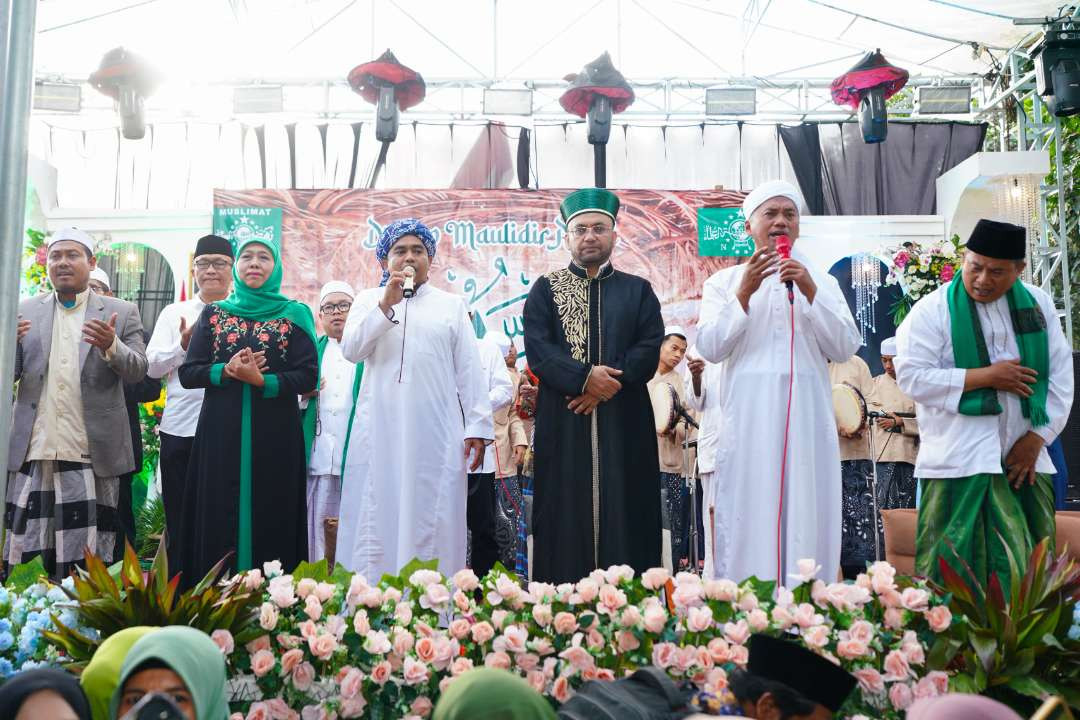 Ketua Umum PP Muslimat NU Khofifah Indar Parawansa hadir di pengajian akbar dalam rangka Maulidurrosul dan peresmian Pondok Pesantren Nurul Huda Al Azizah Cahyaning Ati di Puger Kabupaten Jember, Selasa 17 September 2024. (Foto: Istimewa)