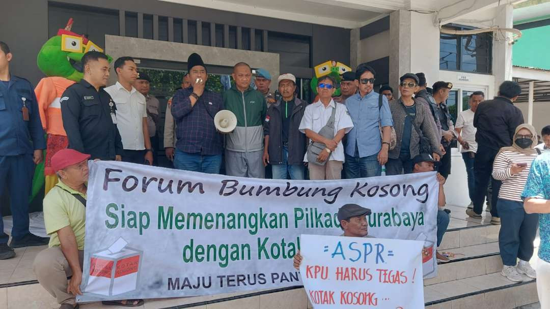 Komisioner KPU Kota Surabaya, Subairi saat menemui massa aksi elemen masyarakat 'Forum Bumbung Kosong', di Kantor KPU Kota Surabaya, Rabu 18 September 2024. (Foto: Julianus Palermo/Ngopibareng.id)