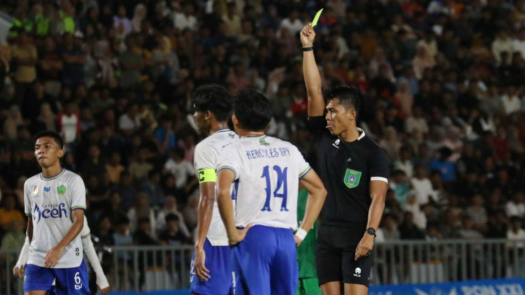 Wasit, Rio Permana Putra saat memimpin laga semifinal antara Jatim melawan Aceh. (Foto: Fariz Yarbo/Ngopibareng.id)