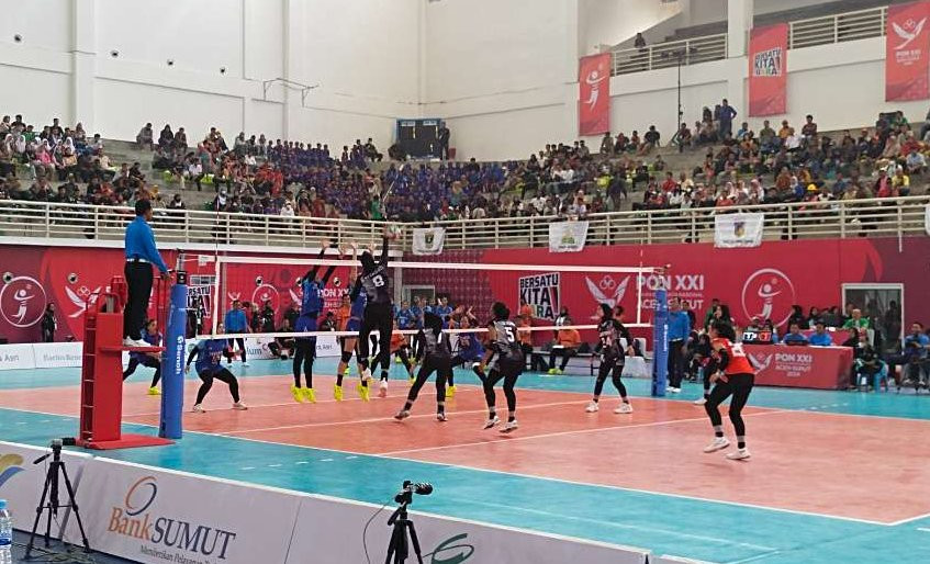 Sempat kesulitan, tim voli indoor putri Jawa Timur yang berlaga di ajang PON XXI Aceh-Sumut 2024 akhirnya memastikan lolos ke final. (Foto: Fahrizal Arnaz/Ngopibareng.id)