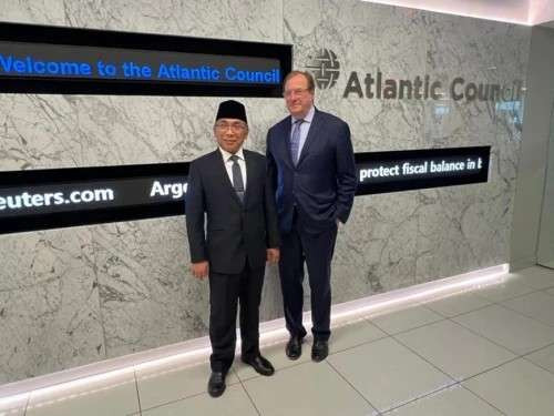 Ketua Umum PBNU KH Yahya Cholil Staquf (Gus Yahya) bersama Frederick Kempe, Presiden dan CEO The Atlantic Council di Washington, DC, Amerika Serikat, Senin (16/9/2024). (Foto: gus yahya for ngopibareng.id) 