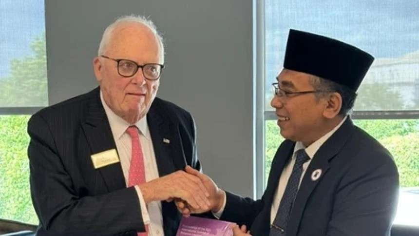 Ketua Umum PBNU KH Yahya Cholil Staquf (Gus Yahya) menghadiahkan buku The Proceedings of the R20: G20 Religious Forum kepada Edwin Fuelner, pendiri The Heritage Foundation di Washington, DC, Amerika Serikat, Senin (16 September 2024). (Foto: gus yahya for ngopibareng.id).