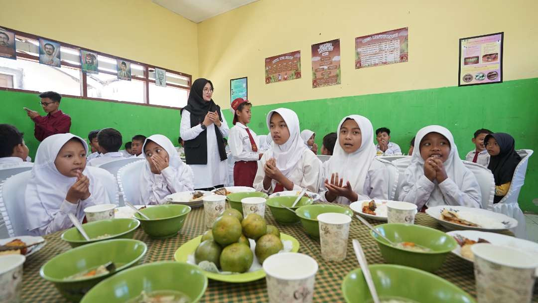 Bupati Banyuwangi, Ipuk Fiestiandani mendampingi murid-murid SD 5 Tamansuruh, makan siang bergizi. (Foto: Humas Pemkab Banyuwangi)