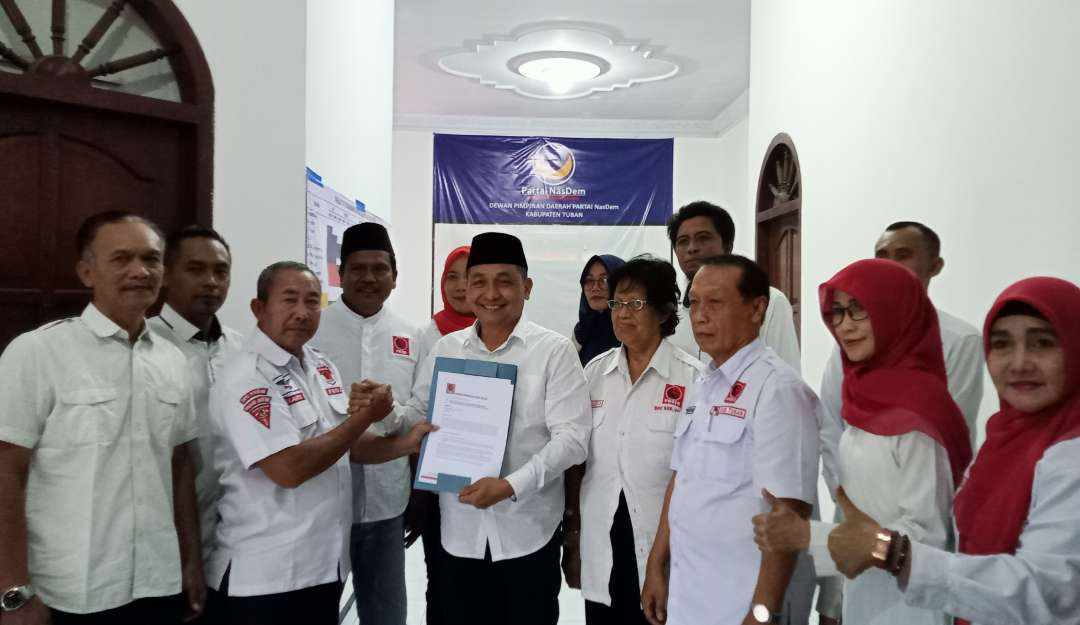 DPC Projo Tuban menyerahkan surat rekomendasi kepada bacabup Tuban, Riyadi. (Foto: Khoirul Huda/Ngopibareng.id)