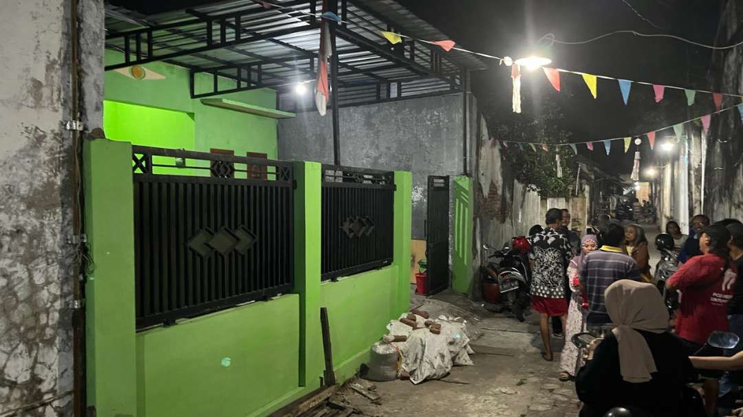 Petugas kepolisian mendatangi lokasi rumah guru yang dibobol maling.(Foto Deni Lukmantara/Ngopibareng.id)