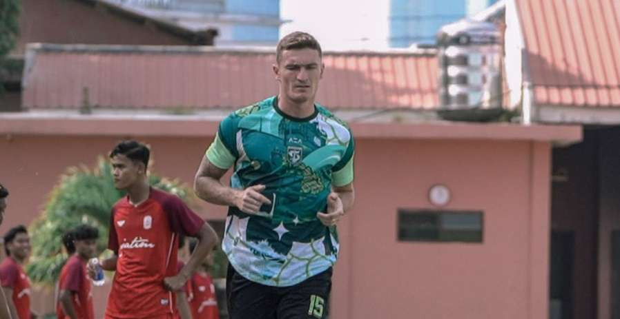 Bek Persebaya asal Motenegro, Slavko Dajamnovic. (Foto: Persebaya.id)