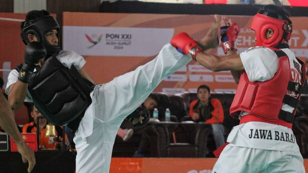 Atlet Tarung Derajat Jatim, Arya Pandu (kiri) lolos ke babak final PON kelas 55,1-58 Kg usai mengalahkan M Drajat Abarudin asal Jawa Barat dengan skor telak, 3-0.  (Foto: Istimewa)