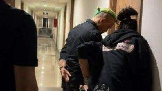 Nikita Mirzani (kanan) saat menggerebek apartemen putrinya, Lolly, tapi gagal ajak anaknya pulang ke rumah. (Foto: Insta story)