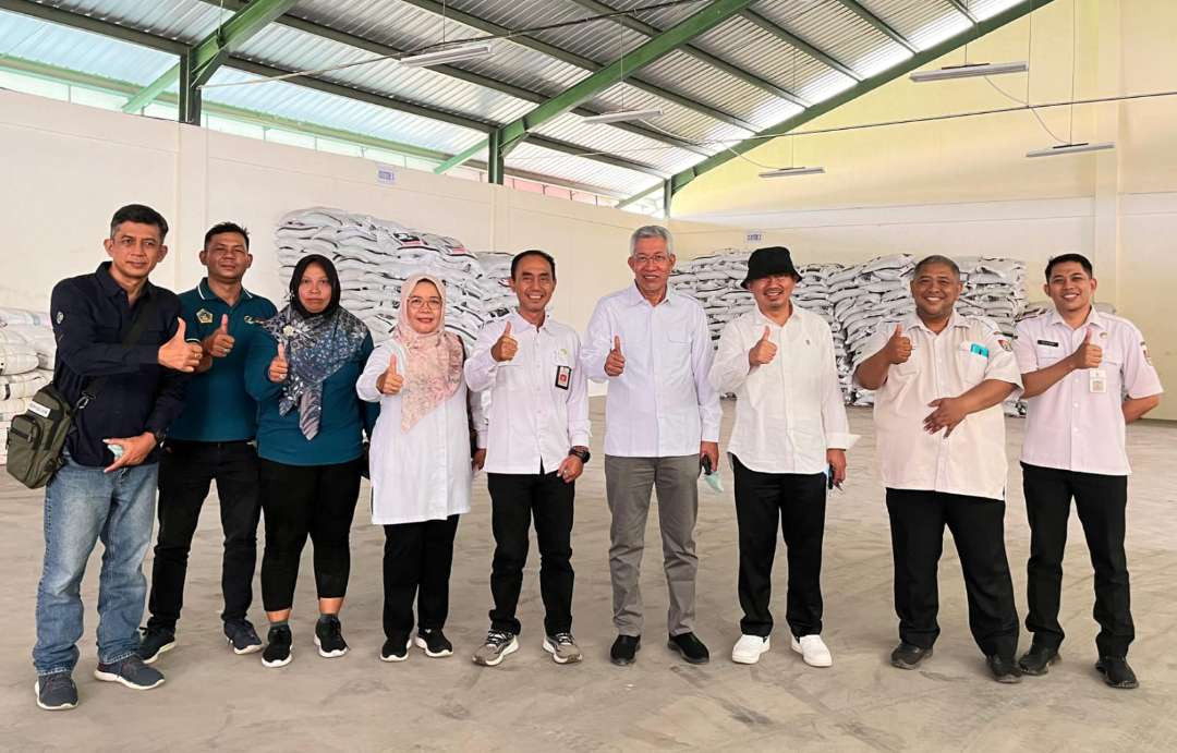 Tenaga ahli Kementan Prof. Syakir (tengah) berfoto bersama saat mengunjungi Pabrik si-Jempol (Foto: Dokumentasi Diskominfo Jember)