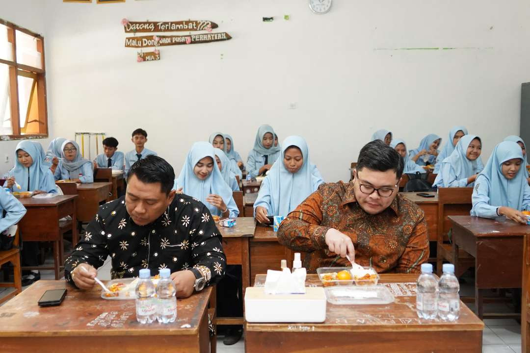 Bupati Kediri ikut simulasi uji coba makan siang bergizi bersama siswa SMAN 1 Gurah. (Foto: Istimewa)