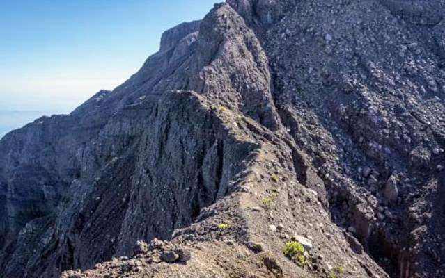 Masyarakat dan wisatawan diimbau tidak beraktifitas dalam radius 3 km dari pusat erupsi Gunung Raung yang masih status level II.(Foto: Instagram)