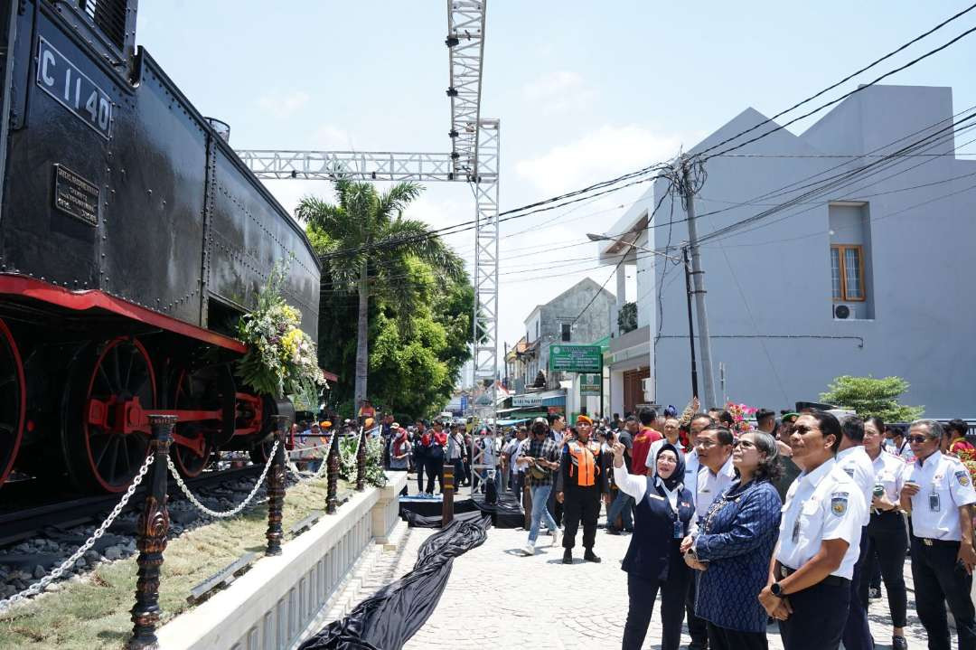 Pj Walikota Kediri, Zanariah ajak warga jaga kebersihan di Monumen Lokomotif. (Foto: Istimewa)