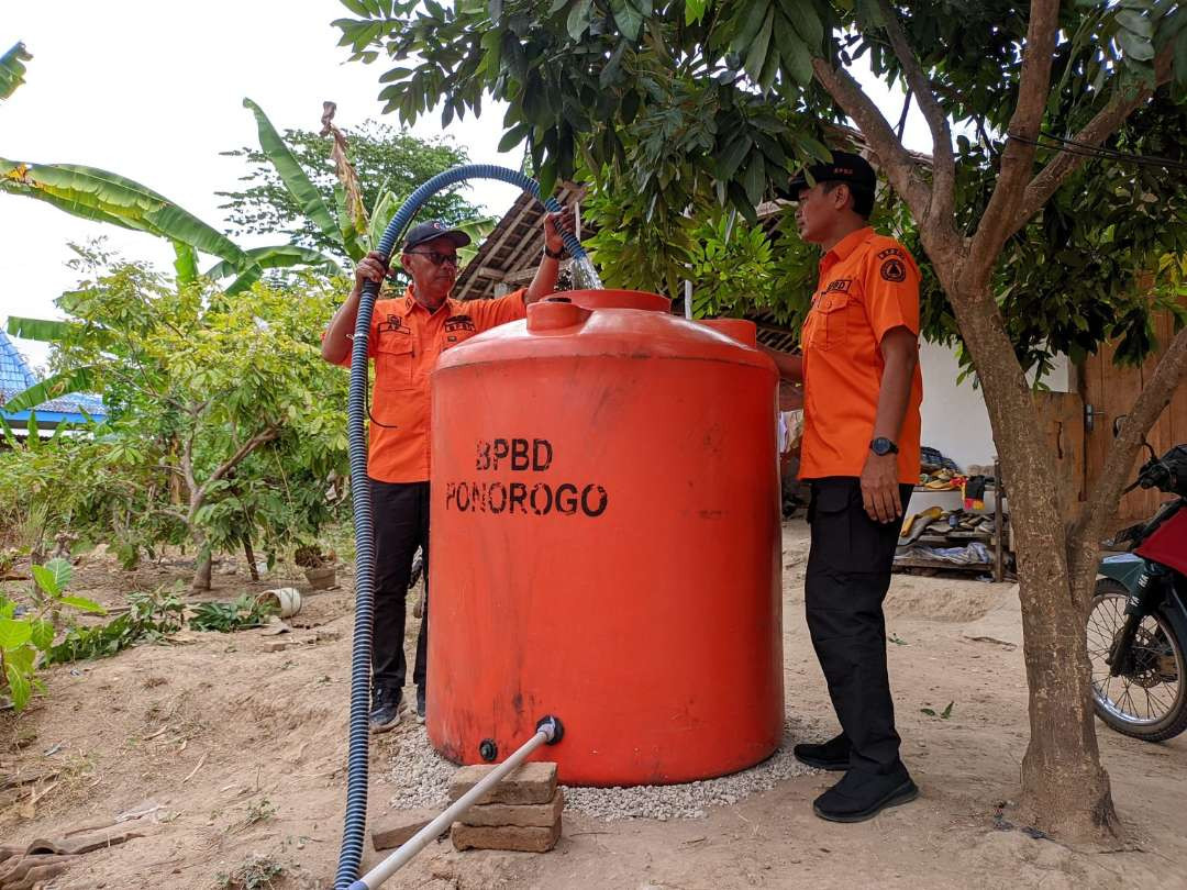 BPBD Kabupaten Ponorogo menyaluran bantuan tandon air untuk daerah yang alami kekeringan di 7 kecamatan akibat kemarau 2024. (Foto: dok. bpbd)