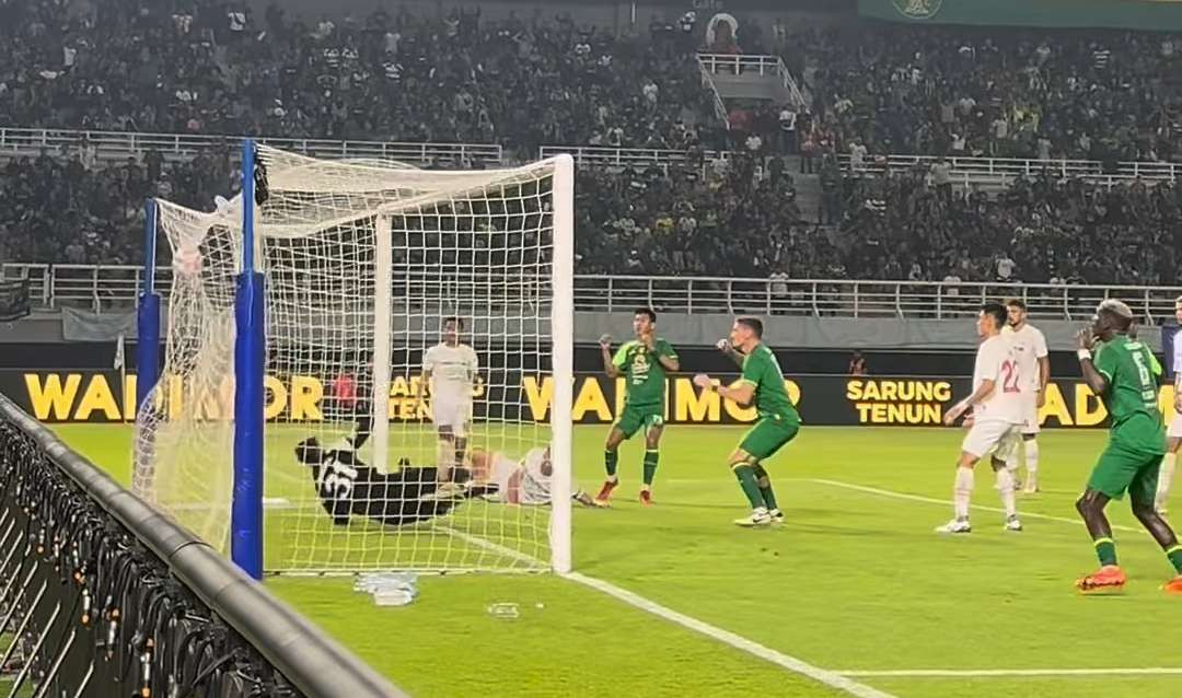 Skuad Persebaya Surabaya menjebol gawang Persis Solo, laga Liga 1 pekan kelima di Stadion Gelora Bung Tomo (GBT), Rabu 18 September 2024. (Foto: Instagram @officialpersebaya)