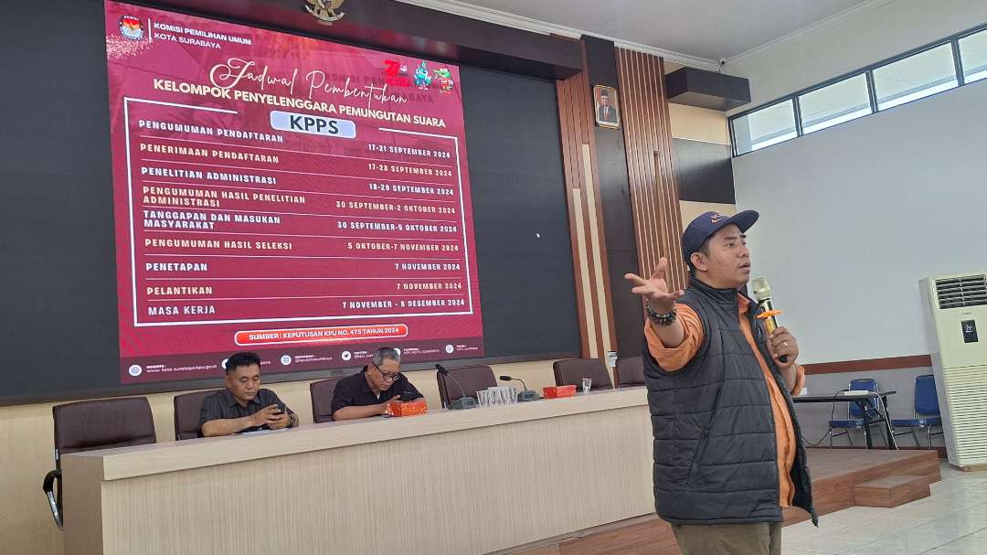 Komisioner KPU Kota Surabaya Divisi Sosialisasi Pendidikan Pemilih, Partisipasi Masyarakat, dan Sumber Daya Manusia (SDM) Subairi saat menjelaskan alur pembukaan pendaftaran Kelompok Penyelenggara Pemungutan Suara (KPPS) Pilkada serentak 2024 di Kota Surabaya, Kamis 19 September 2024. (Foto: Julianus Palermo/Ngopibareng.id)