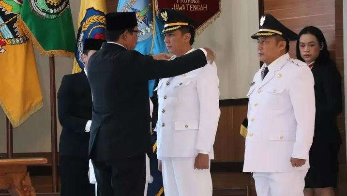 Penjabat (Pj) Gubernur Jawa Tengah Nana Sudjana melantik Djoko Gunawan menjadi Pj Bupati Brebes, dan Iwanuddin Iskandar sebagai Pj Bupati Banyumas. (Foto: Istimewa)