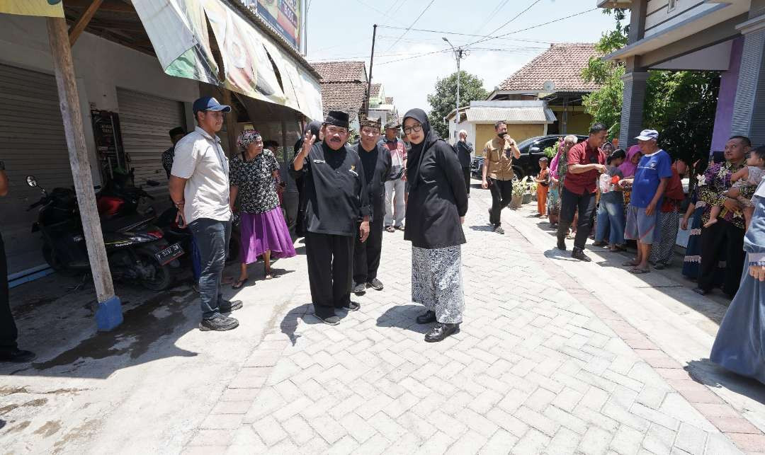 Bupati Banyuwangi Ipuk Fiestiandani meninjau jalan yang telah selesai di paving (Foto : Humas Pemkab Banyuwangi)