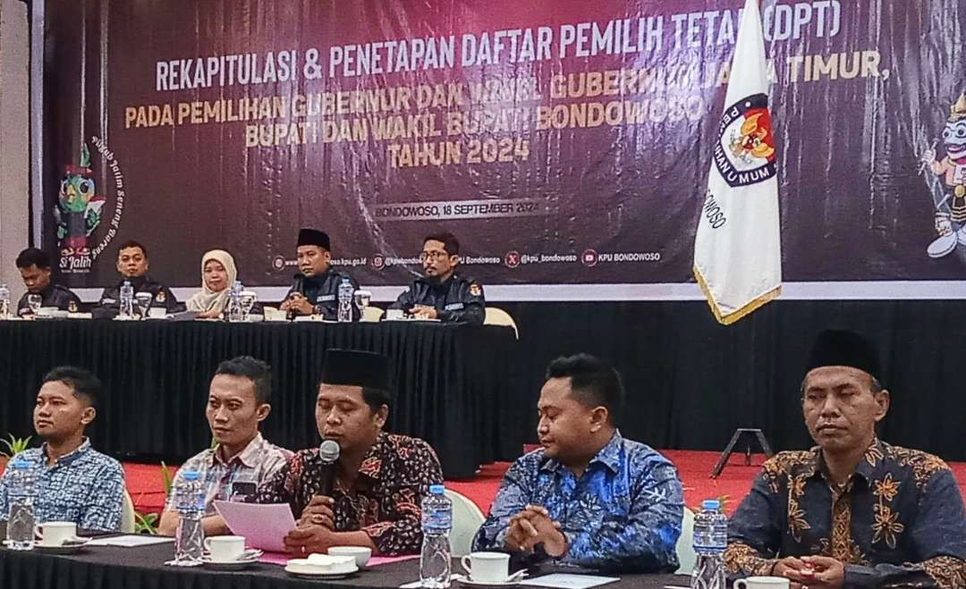 Komisioner PPK menyampaikan rekapitulasi DPT Kecamatan disaksikan Komisioner KPU Bondowoso saat penetapan DPT Pilkada Serentak 2024.(Foto: Guido/Ngopibareng.id)