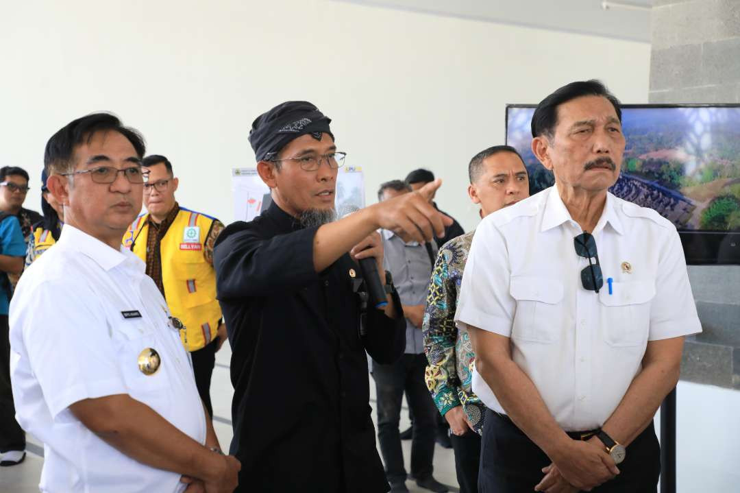 Menteri Koordinator Bidang Kemaritiman dan Investasi, Luhut Binsar Pandjaitan dan Sekda Pemprov Jateng Sumarno, saat meninjau progres pengembangan DPSP Borobudur, Magelang, Kamis, 19 September 2024.(Foto: Istimewa)