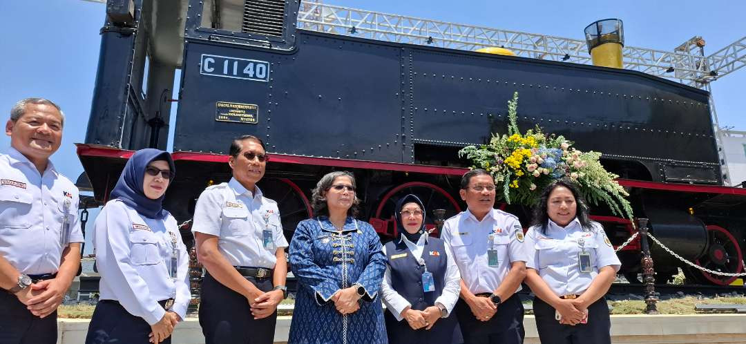 Hari Ulang Tahun (HUT) ke-79 PT KAI (Persero), Direktur Utama PT Kereta Api Indonesia (Persero) Didiek Hartantyo meresmikan Monumen Lokomotif C 1140 di Stasiun Kediri, Jawa Timur. (Foto: Fendi Lesmana/Ngopibareng.id)