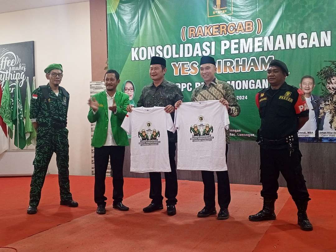 Pasangan Yes Dirham menerima cenderamata dari Ketua DPC PPP Lamongan. Zainul Arifin (Foto: Imron Rosidi/ngopibareng.id)