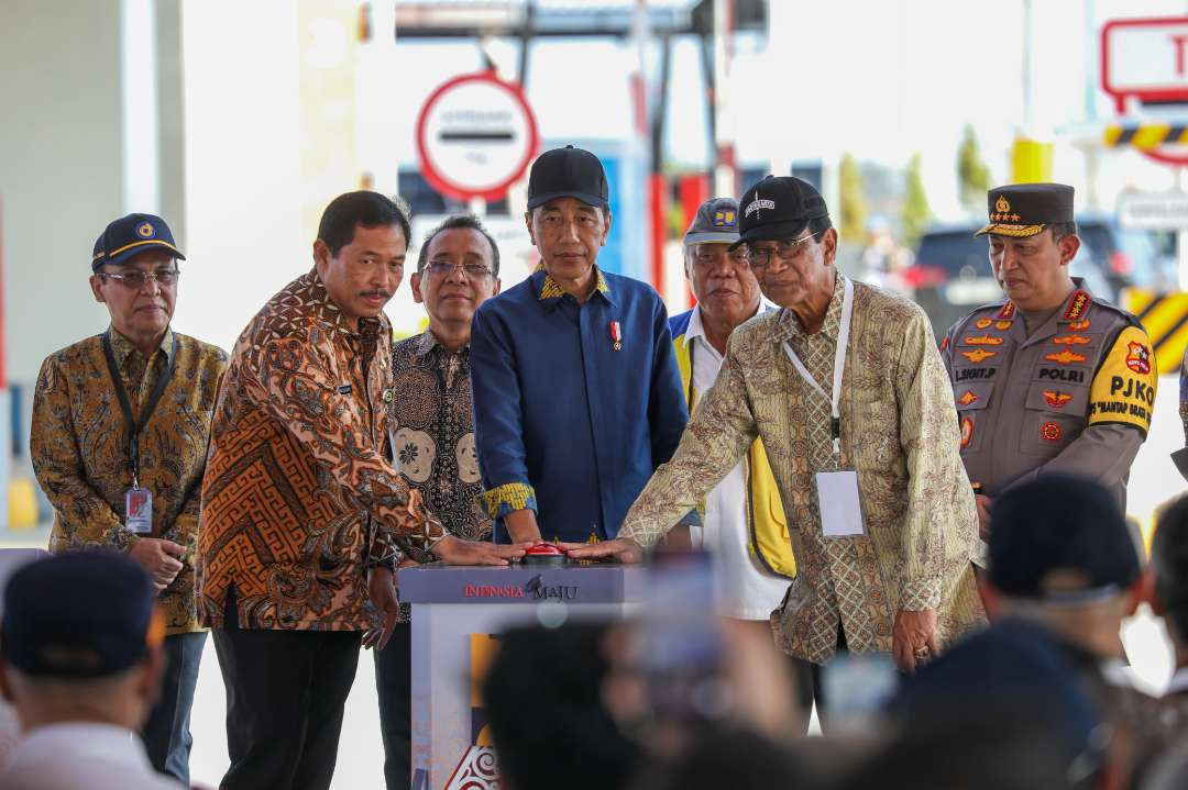 Penjabat Gubernur Jateng, Nana Sudjana mendampingi Presiden RI Joko Widodo meresmikan jalan tol ruas Solo-Yogyakarta-YIA seksi 1 Kartasura-Klaten, di Gerbang Tol Banyudono, Boyolali, Kamis, 19 September 2024. (Foto: Istimewa)