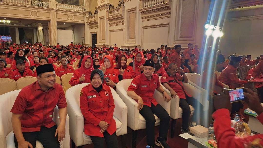 Eri Cahyadi dan Tri Rismaharini tampak duduk bersebelahan, saat Rapat Kerja Cabang Khusus (Rakercabsus) DPC PDI Perjuangan Kota Surabaya, Kamis 19 September 2024. (Foto: Julianus Palermo/Ngopibareng.id)