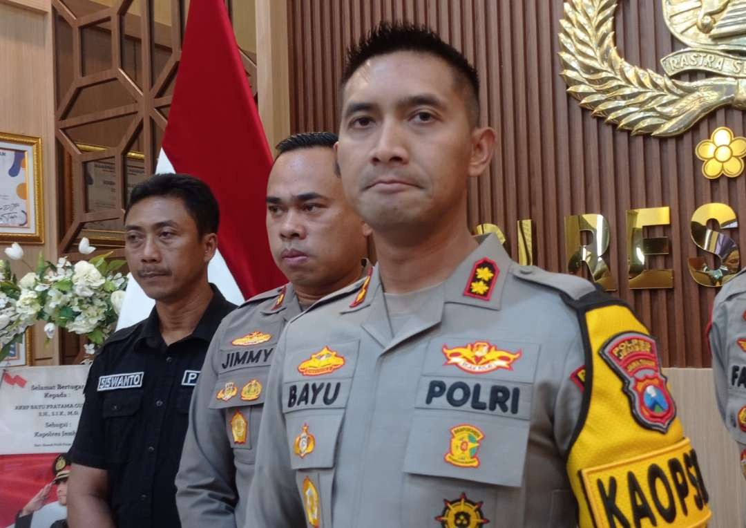 Kapolres Jember AKBP Bayu Pratama Gubunagi memaparkan kasus dugaan begal payudara yang dilakukan anak bawah umur (Foto: Rusdi/Ngopibareng.id)