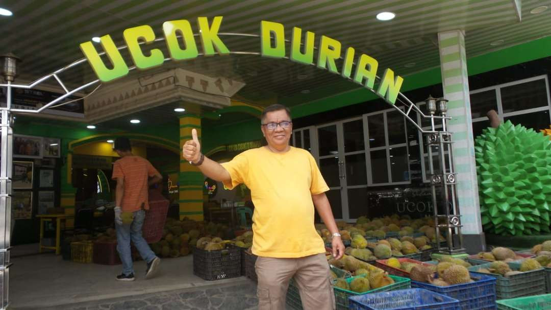 Zainal Abidin alias Ucok, pemilik Kedai Ucok Durian di Medan. (Foto: Fahrizal Arnaz/Ngopibareng.id)