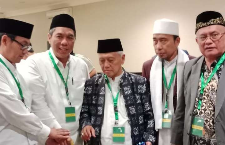 KH Zulfa Mustofa (Wakil Ketua Umum PBNU) bersama sejumlah kiai tarekat seperti KH A Chalwani Nawawi Berjan, Purworejo (tengah). (Foto: fok/ngopibareng.id)