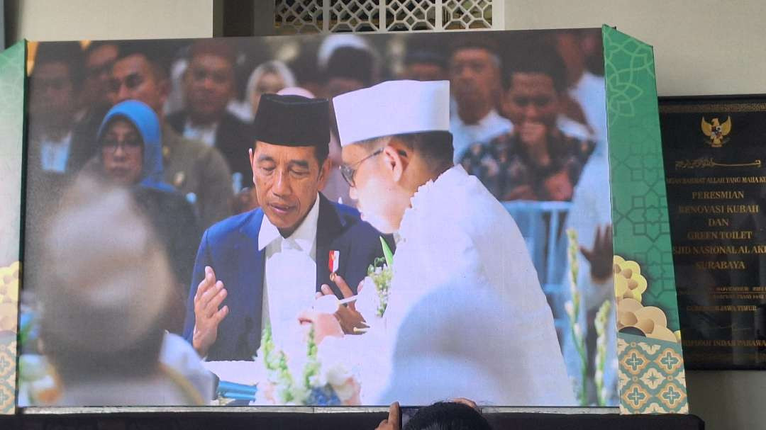 Presiden Jokowi saat menjadi saksi pernikahan putra Khofifah Indar Parawansa, Yusuf Mannagalli Parawansa bersama Jihan Qonitatillah, yang dilangsungkan di Ballroom Al Marwah Masjid Nasional Al-Akbar Surabaya, Jumat 20 September 2024. (Foto: Julianus Palermo/Ngopibareng.id)