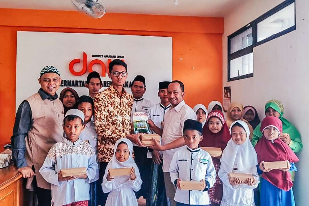 IKA Stikosa AWS bagi makan siang ke 320 anak yatim piatu, merayakan Maulid Nabi Muhammad SAW dan Road to Dies Natalis ke-60 Stikosa AWS. (Foto: Istimewa)