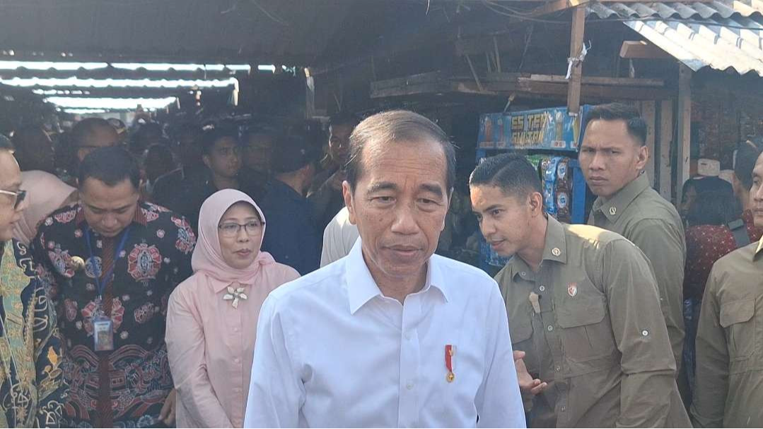 Presiden Joko Widodo sesaat setelah memeriksa harga bahan-bahan pokok di Pasar Dukuh Kupang, Surabaya, Jumat 20 September 2024. (Foto: Julianus Palermo/Ngopibareng.id)