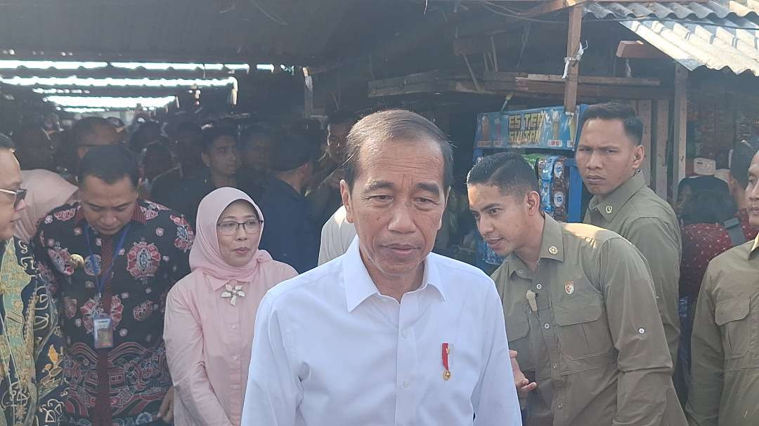 Presiden Joko Widodo sesaat setelah memeriksa harga bahan-bahan pokok di Pasar Dukuh Kupang, Surabaya, Jumat 20 September 2024. (Foto: Julianus Palermo/Ngopibareng.id)