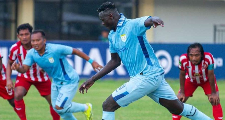 Ezechiel Ndouasel saat bertanding melawan Deltras Sidoarjo (Foto: instagram/@persela.fc)