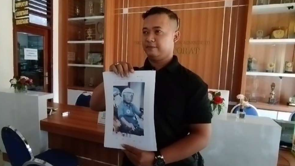 Sertu Rahadian Candra  melaporkan dugaan perselingkuhan istrinya ke Inspektorat Kabupaten Mojokerto. (Foto: Deni Lukmantara/Ngopibareng.id)