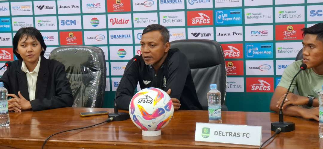 Pelatih Deltras FC, Bejo Sugiantoro saat konferensi pers jelang laga melawan Persipal Palu pada Jumat, 20 September 2024 dalam lanjutan Liga 2. (Foto: Fendi Lesmana/Ngopibareng.id)