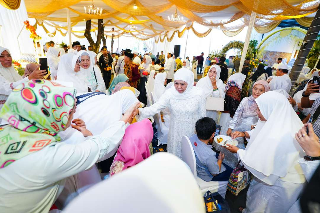 Jelang pernikahan sang putra, Yusuf Mannagalli, Gubernur Jawa Timur periode 2019-2024 Khofifah Indar Parawansa menggelar pengajian di kediamannya. (Foto: Dok Khofifah)